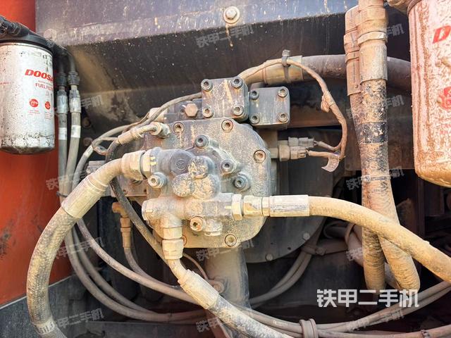 液压泵舱室正面整体（整机外观）