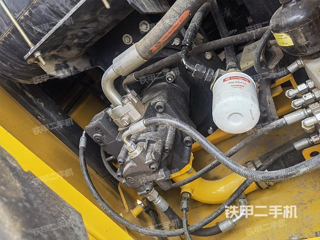 液压泵舱室正面整体（整机外观）