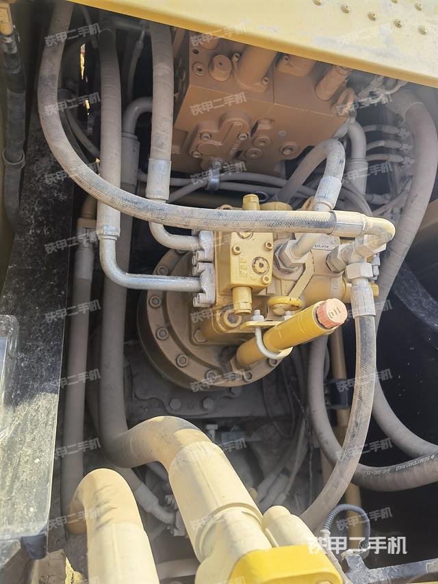 回转马达和主控阀（整机外观）