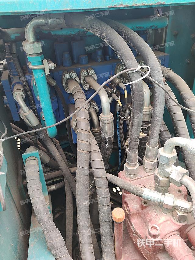 回转马达和主控阀（整机外观）