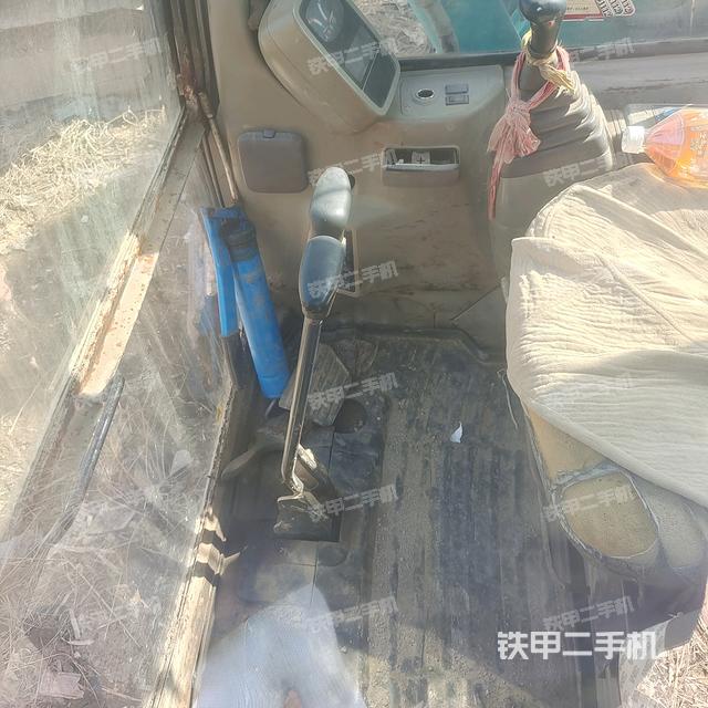 行走控制手柄和踏板 俯拍（驾驶室部分）