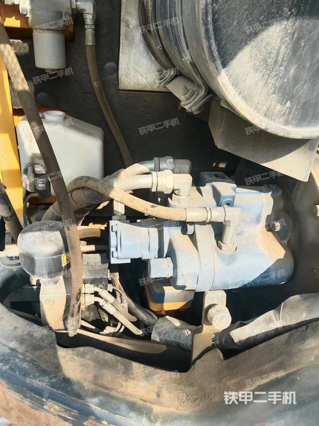 液压泵舱室正面整体（整机外观）