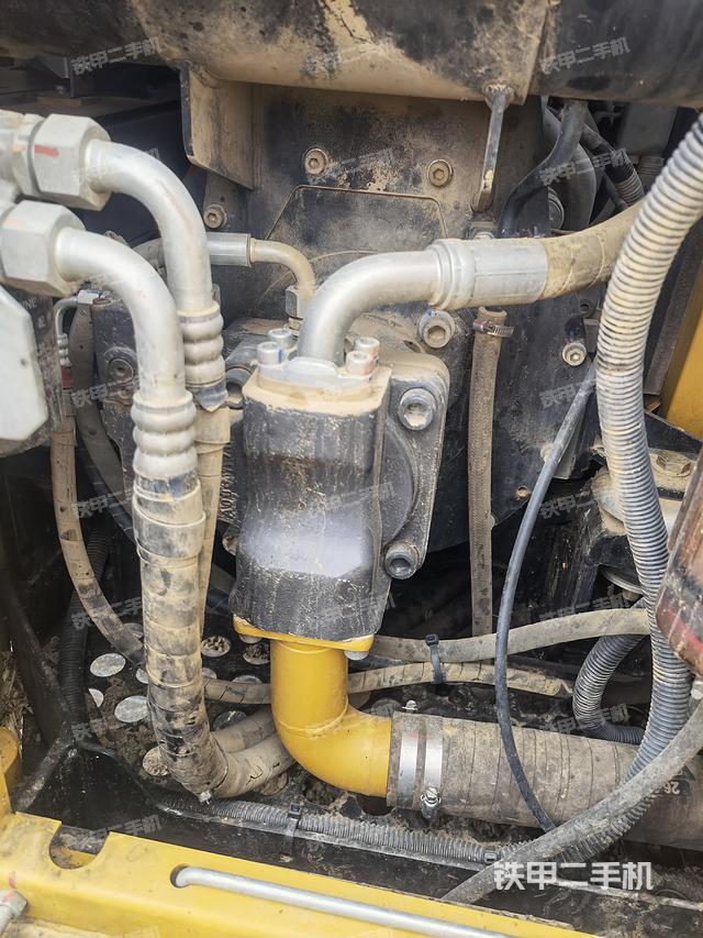 液压泵舱室正面整体（整机外观）