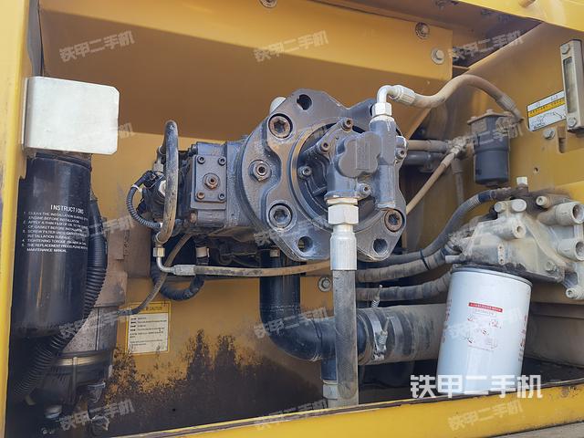 液压泵舱室正面整体（整机外观）