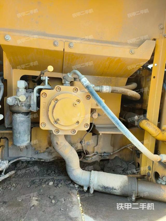 液压泵舱室正面整体（整机外观）