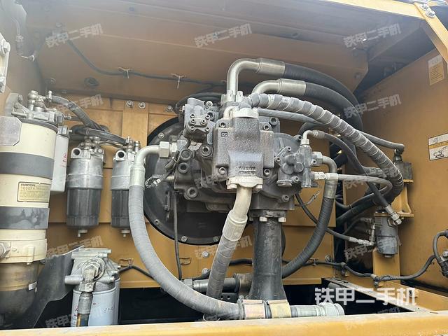 液压泵舱室正面整体（整机外观）