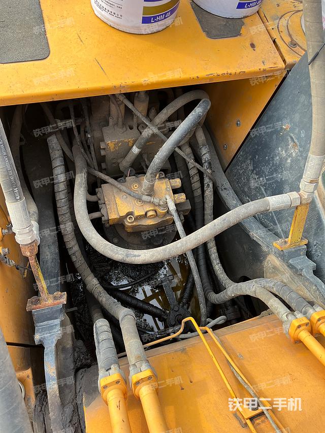 回转马达和主控阀（整机外观）