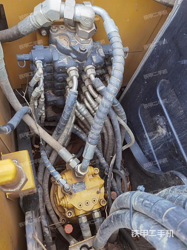 回转马达和主控阀（整机外观）