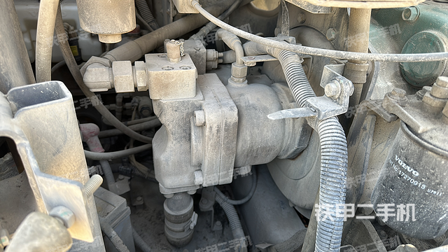 液压泵舱室正面整体（整机外观）