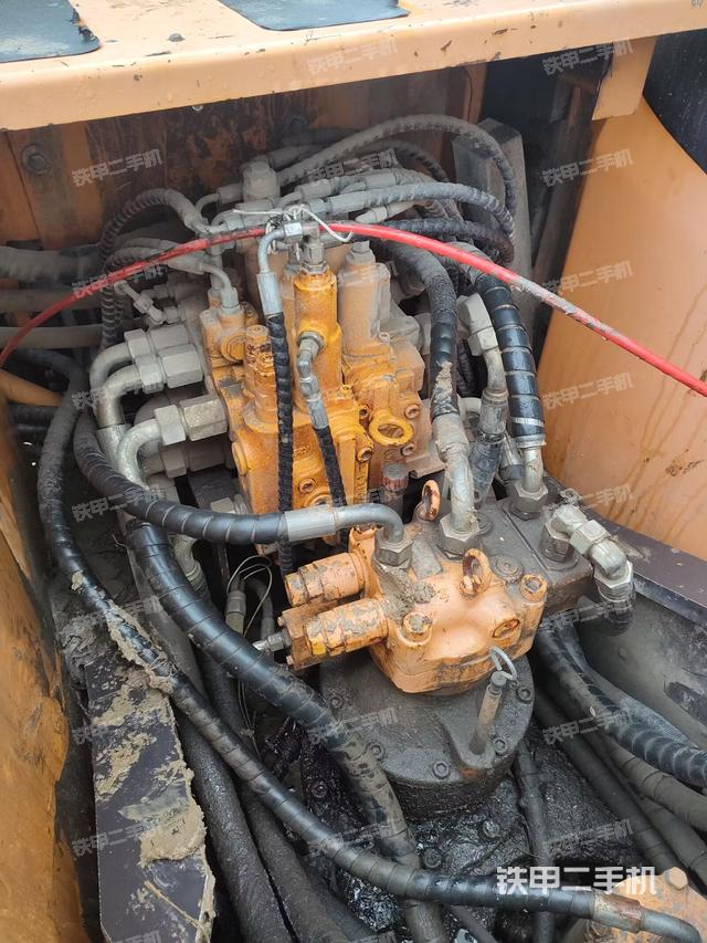 回转马达和主控阀（整机外观）