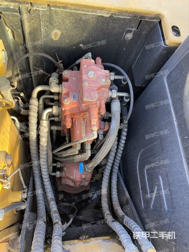 回转马达和主控阀（整机外观）