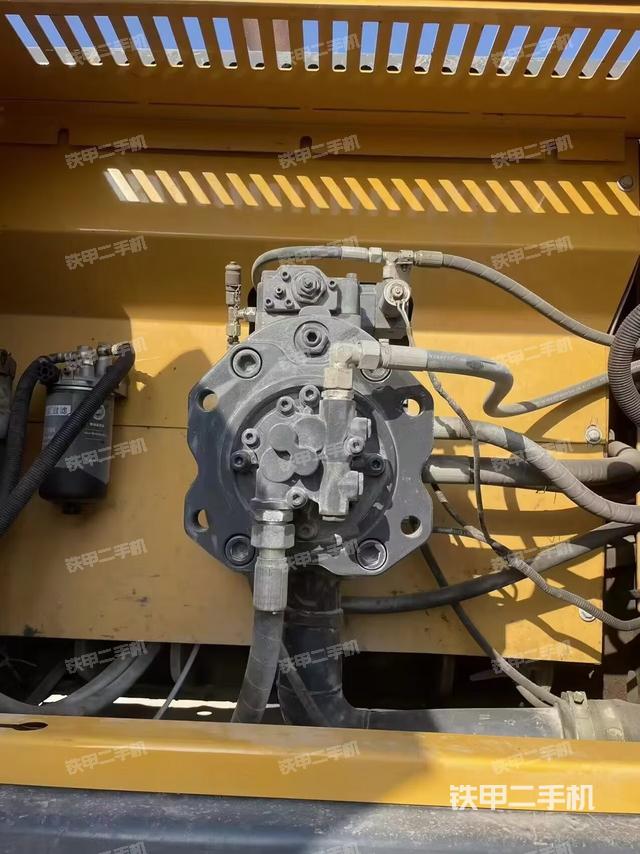 液压泵舱室正面整体（整机外观）