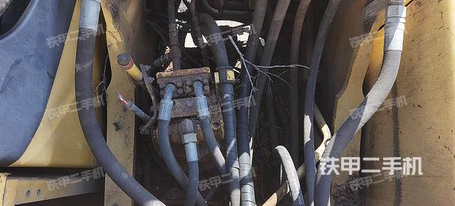 回转马达和主控阀（整机外观）