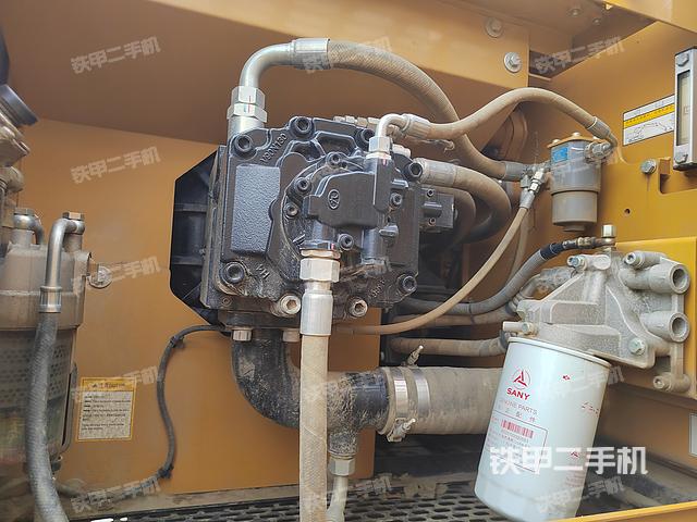 液压泵舱室正面整体（整机外观）