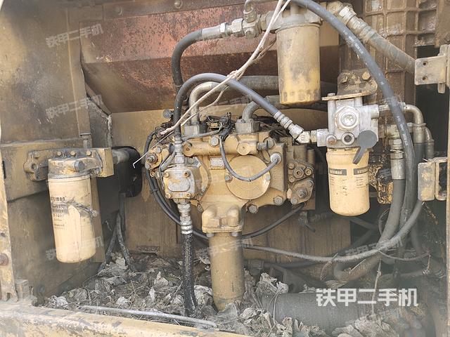 液压泵舱室正面整体（整机外观）