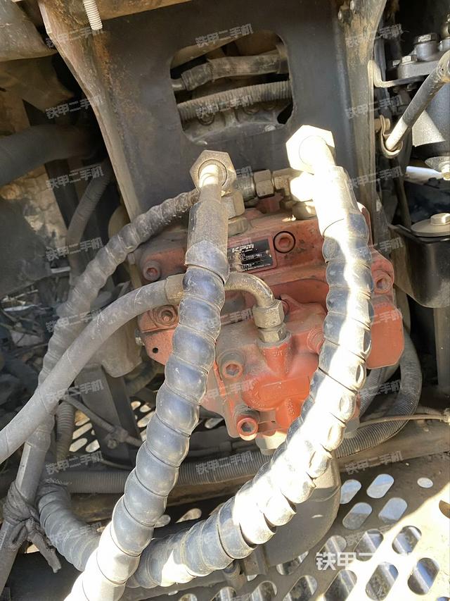 液压泵舱室正面整体（整机外观）