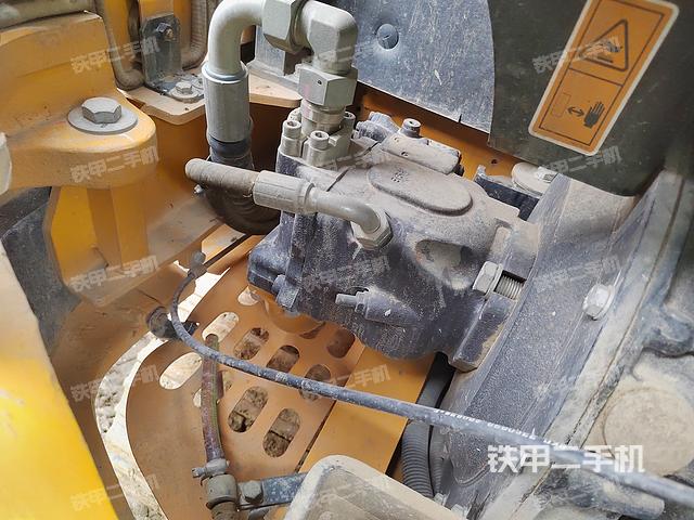 液压泵舱室正面整体（整机外观）