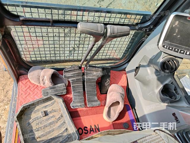 行走控制手柄和踏板 俯拍（驾驶室部分）