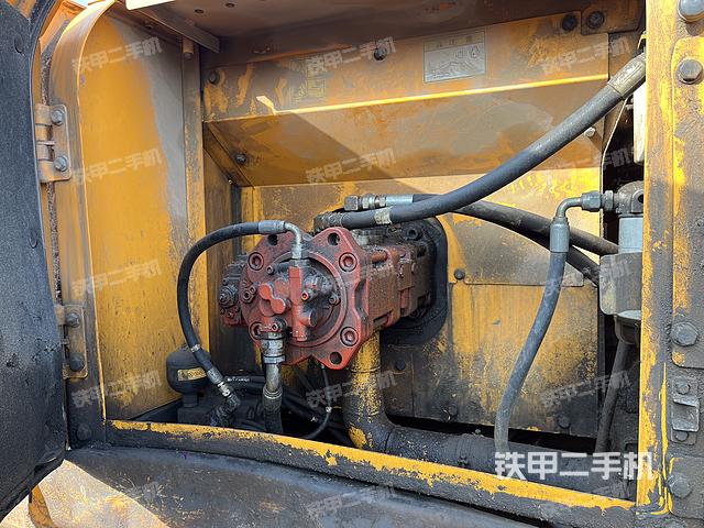 液压泵舱室正面整体（整机外观）