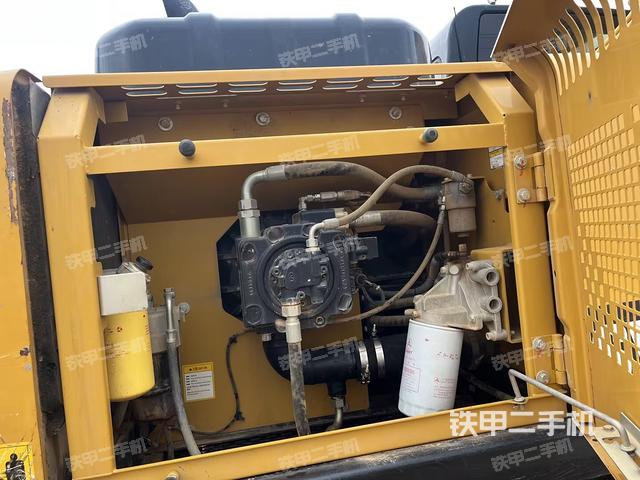 液压泵舱室正面整体（整机外观）