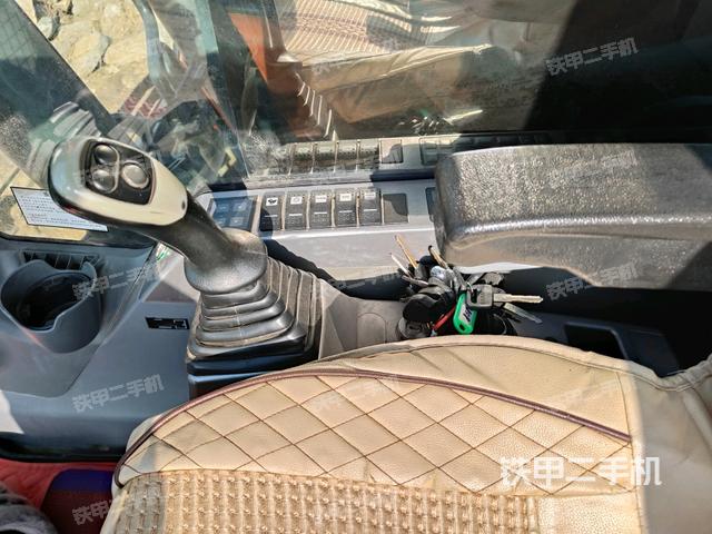 座椅右侧控制台/钥匙门/油门/含右手柄（驾驶室部分）