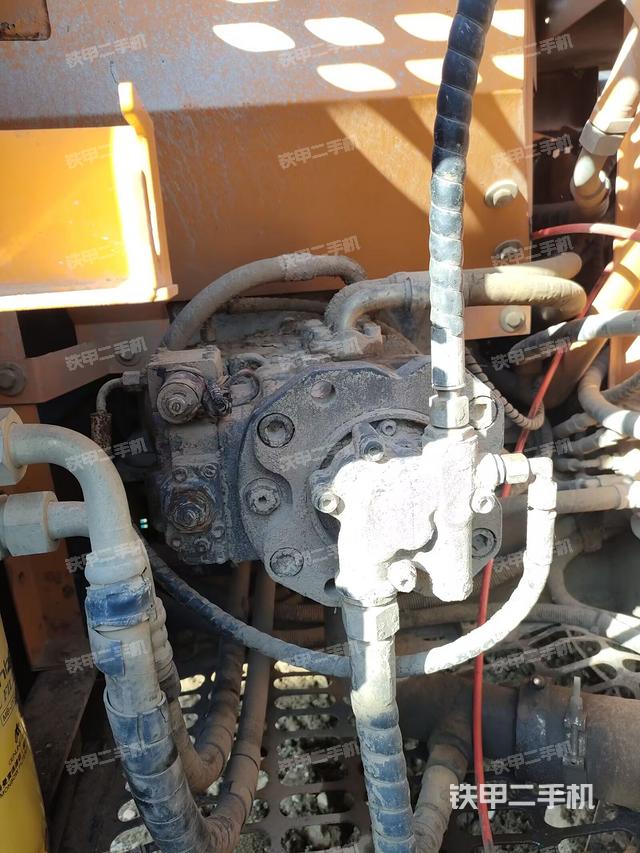 液压泵舱室正面整体（整机外观）