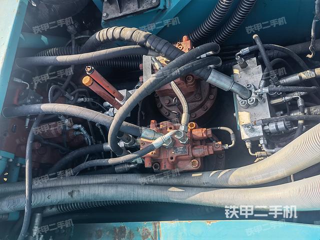 回转马达和主控阀（整机外观）