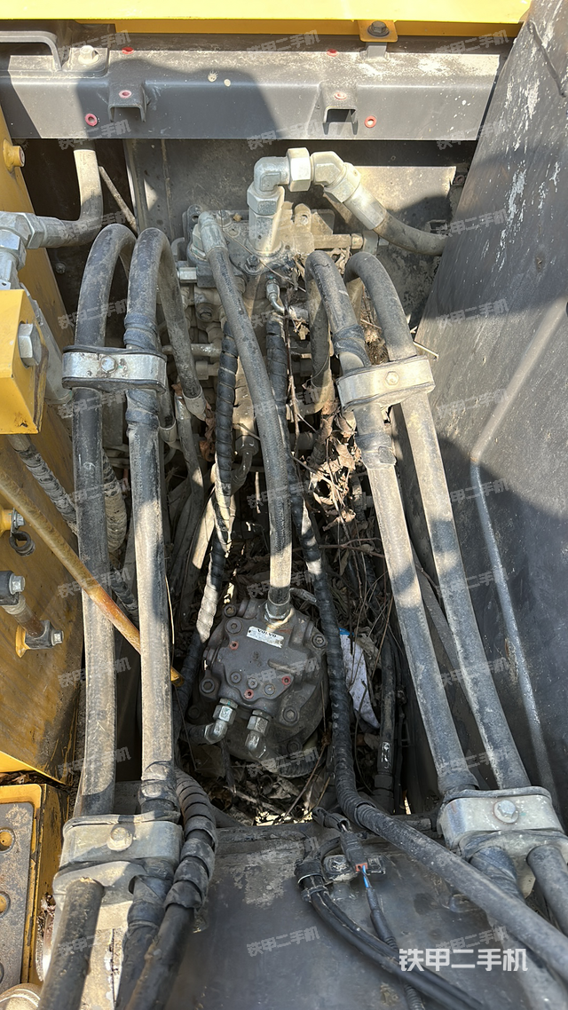 回转马达和主控阀（整机外观）