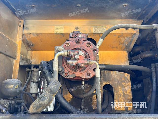 液压泵舱室正面整体（整机外观）