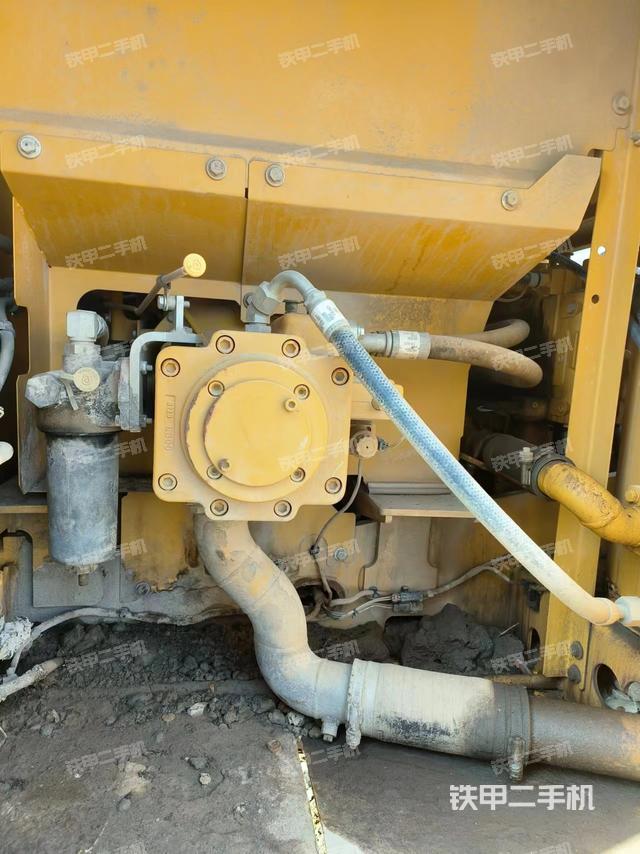 液压泵舱室正面整体（整机外观）