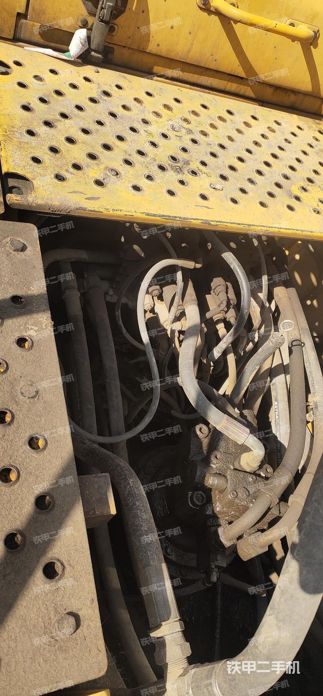 回转马达和主控阀（整机外观）