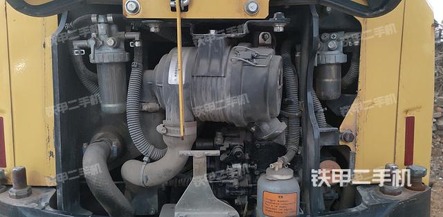 液压泵舱室正面整体（整机外观）