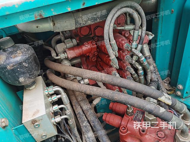 回转马达和主控阀（整机外观）