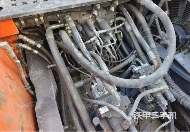 回转马达和主控阀（整机外观）