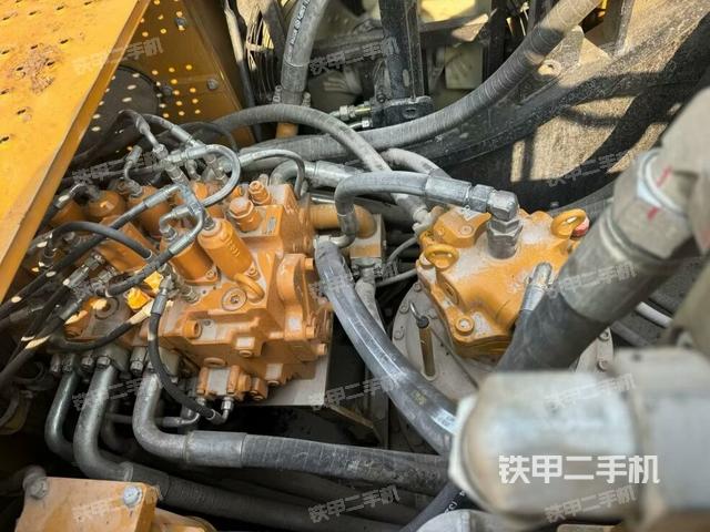 回转马达和主控阀（整机外观）