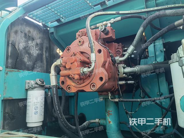 液压泵舱室正面整体（整机外观）