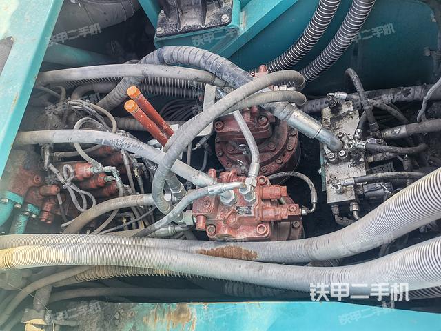 回转马达和主控阀（整机外观）