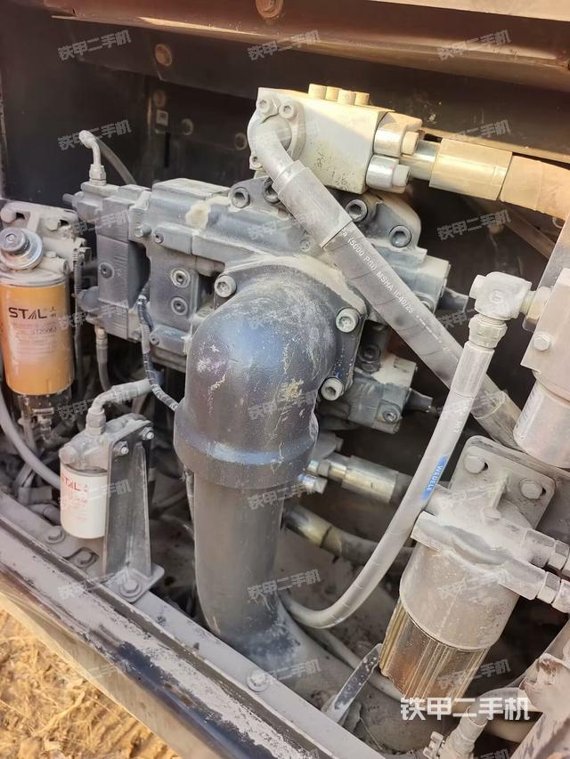 液压泵舱室正面整体（整机外观）