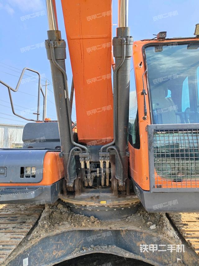 大臂油缸整体 竖拍（工作和回转装置）