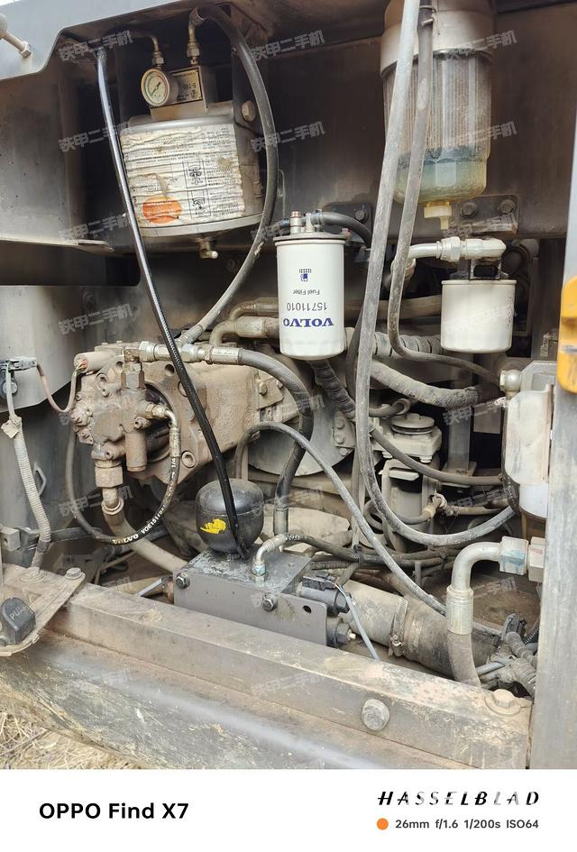 液压泵舱室正面整体（整机外观）