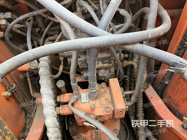 回转马达和主控阀（整机外观）