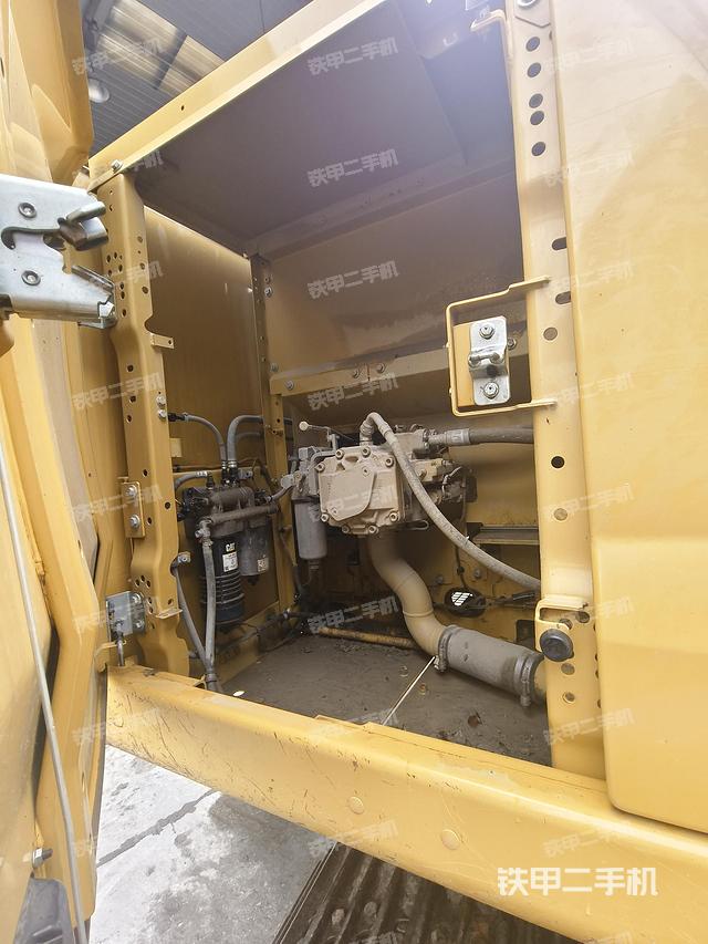 液压泵舱室正面整体（整机外观）