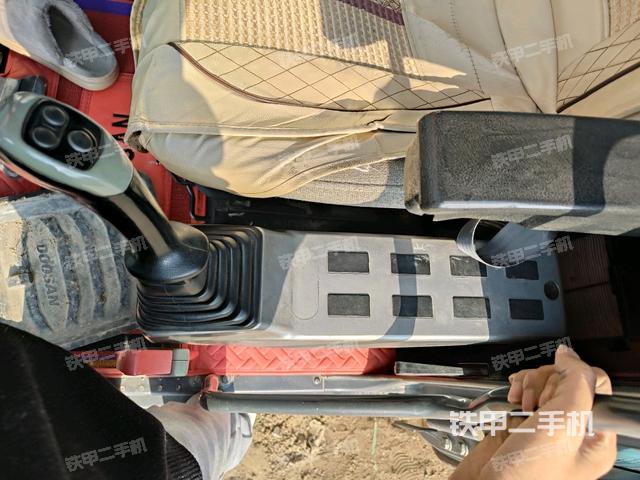 座椅左侧控制台/音响/含左手柄（驾驶室部分）