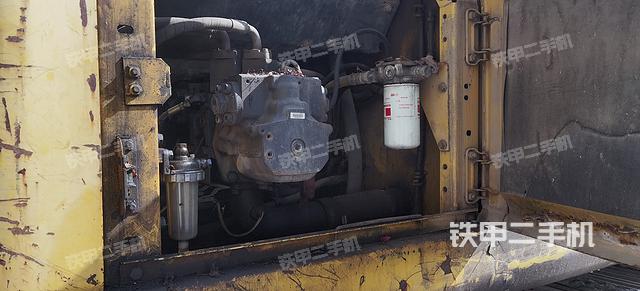 液压泵舱室正面整体（整机外观）