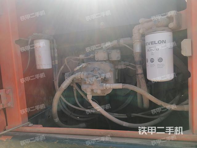 液压泵舱室正面整体（整机外观）