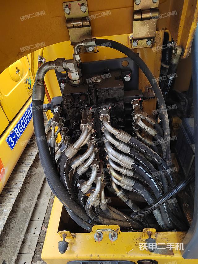 回转马达和主控阀（整机外观）