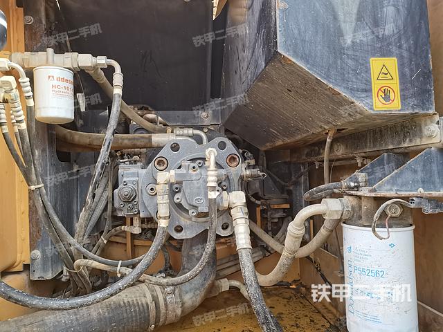 液压泵舱室正面整体（整机外观）