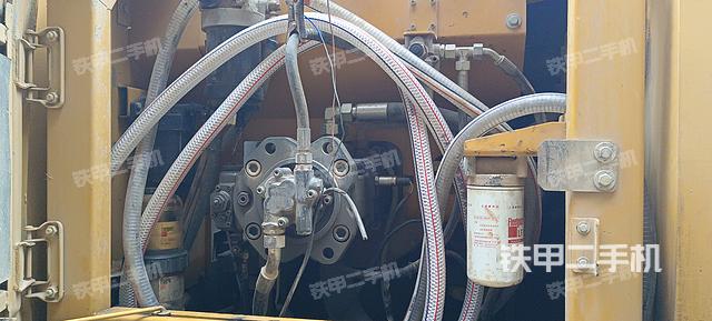 液压泵舱室正面整体（整机外观）