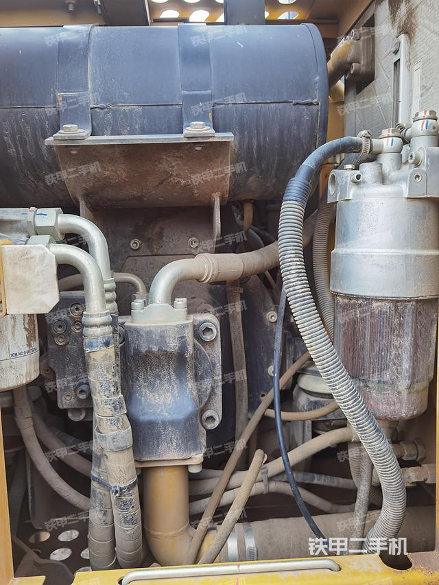 液压泵舱室正面整体（整机外观）