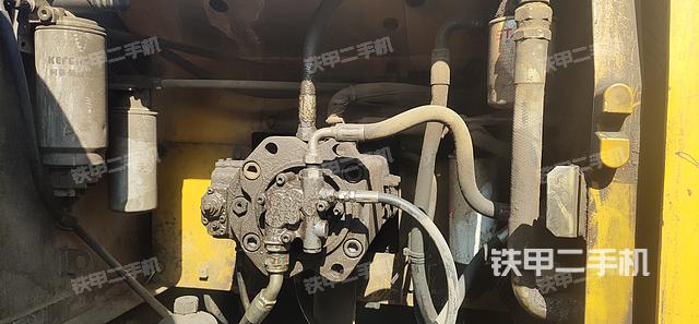 液压泵舱室正面整体（整机外观）